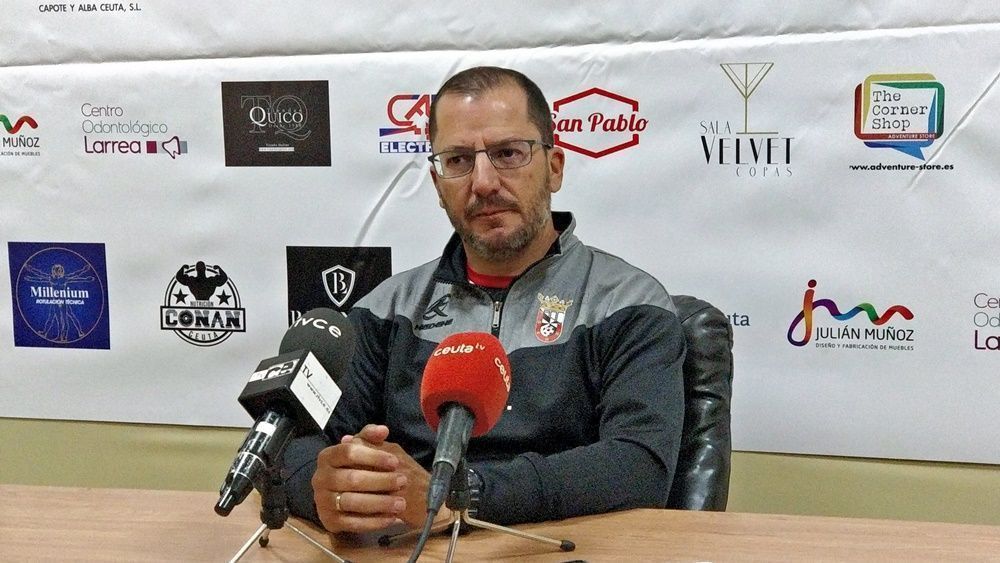 José Juan Romero no entiende como se le anuló el gol en el último segundo. Archivo
