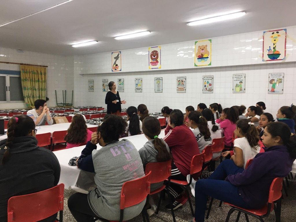 Dos matronas ofrecen una charla en el CEIP Príncipe Felipe