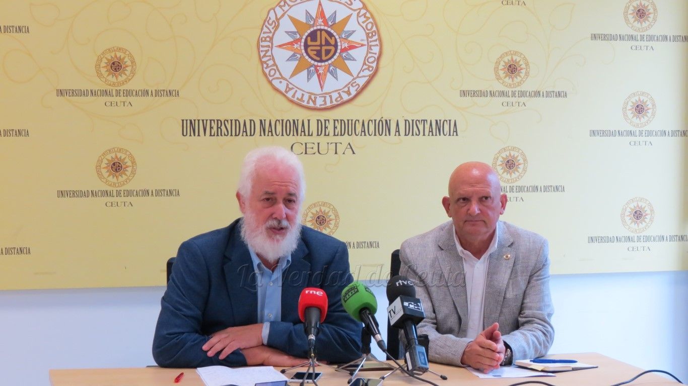 El director del Centro Universitario UNED Ceuta, Javier González, con el secretario del mismo, Enrique Ávila