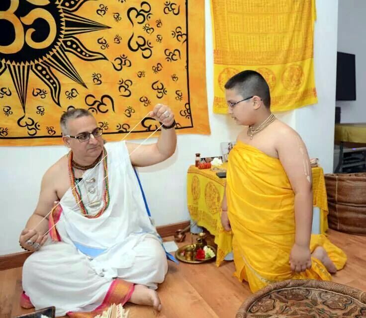 Oficiando la ceremonia del cordón sagrado para su hijo Govinda 2014. Fotos cedidas