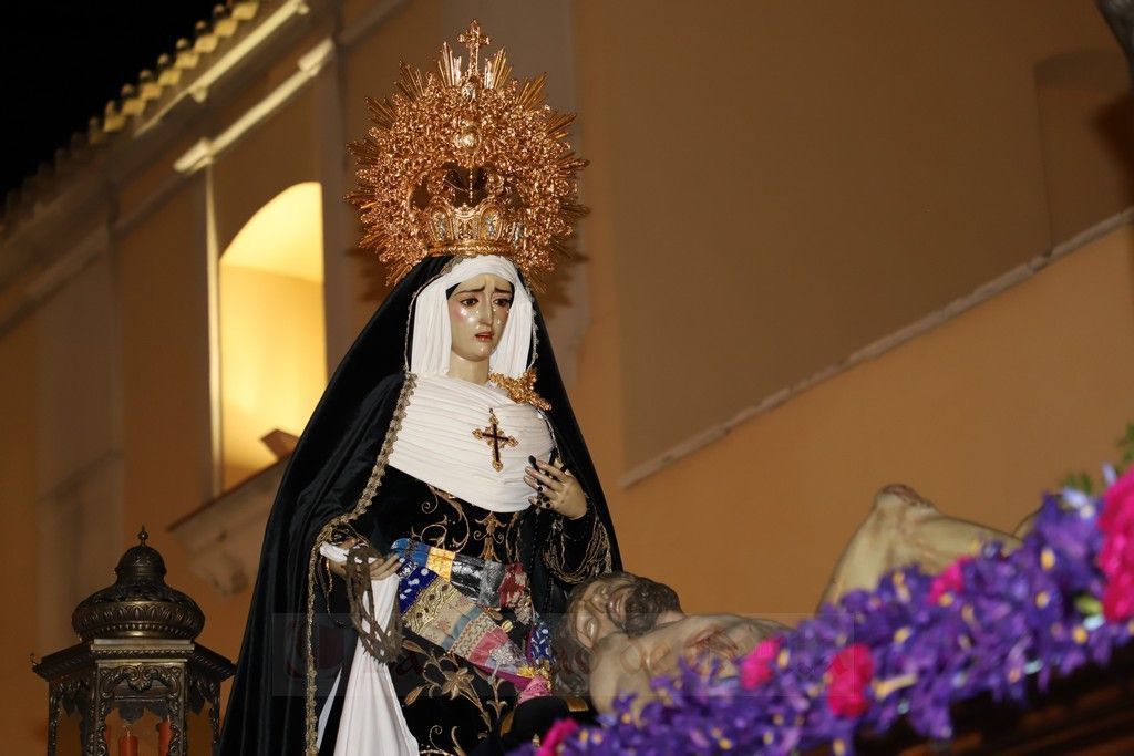 La Soledad procesiona por primera vez en el mismo paso junto al Cristo Yacente