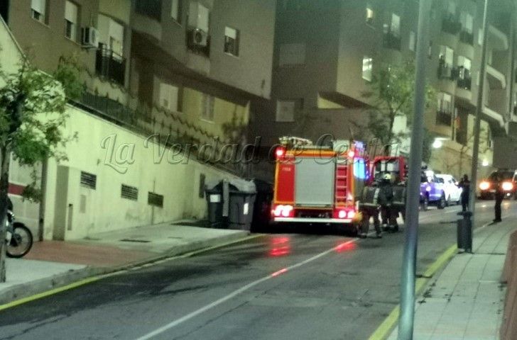 Los Bomberos acuden a sofocar un incendio en una vivienda de la Avenida Lisboa