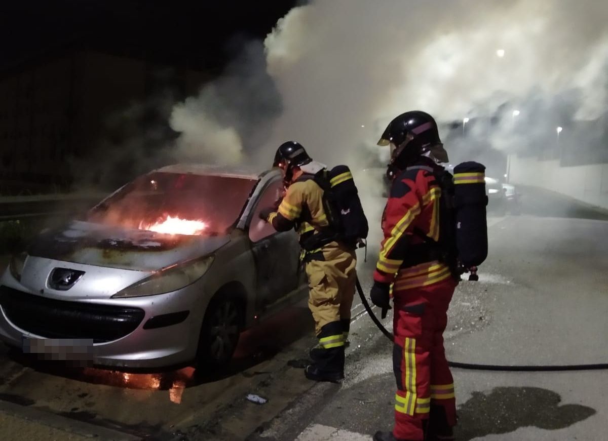 También se produjo el incendio de un.vehículo