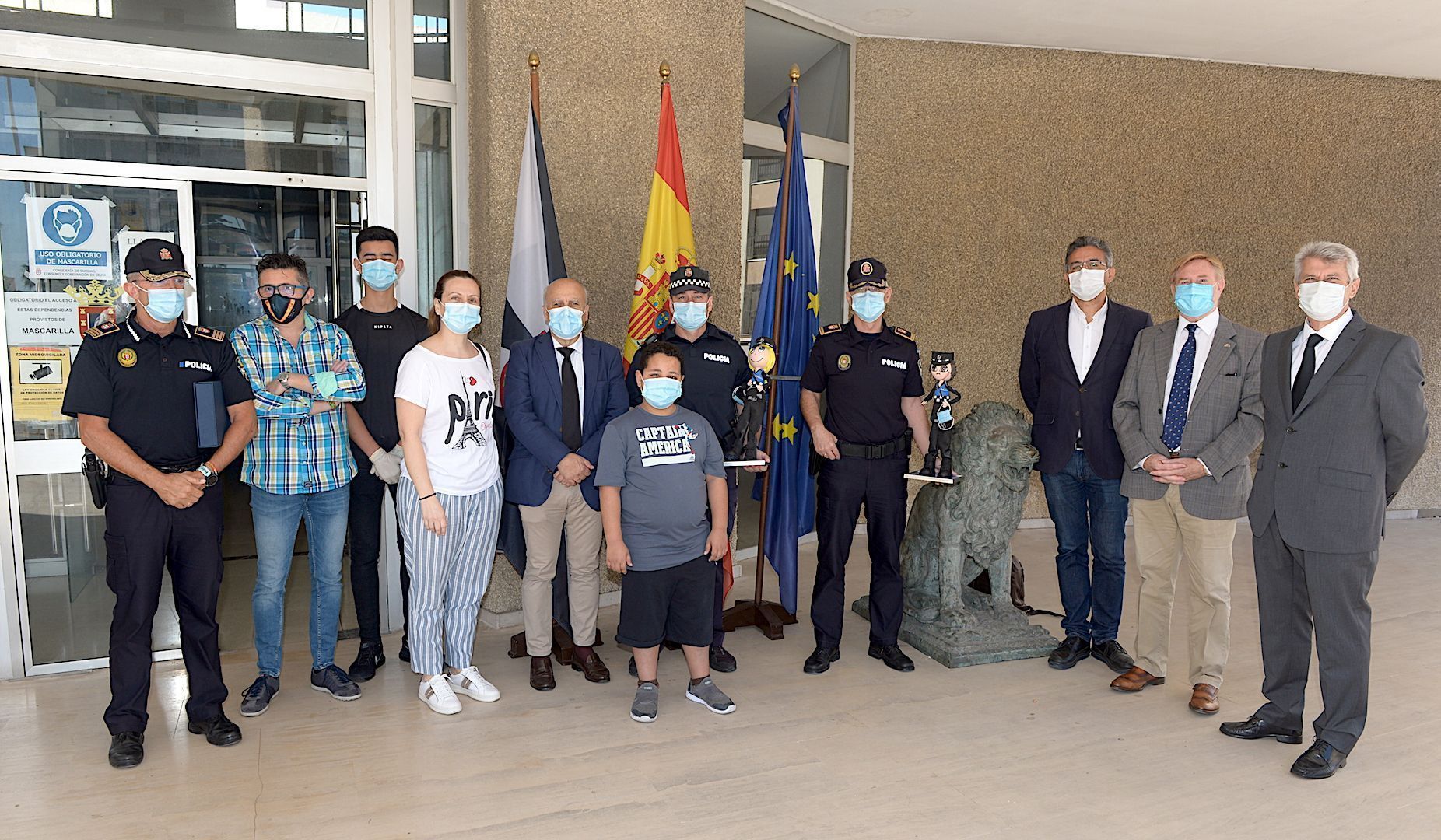 El Área de Menores entrega una placa de reconocimiento de la Policía Local