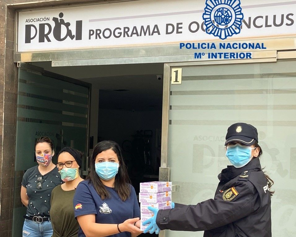 La Policía Nacional colabora con la Asociación PROI Ceuta donando 500 pares de  guantes