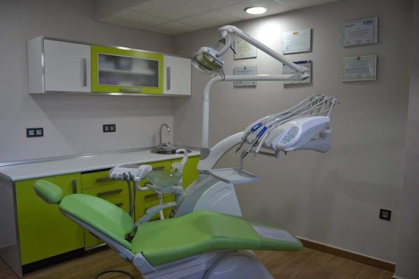 Vox pide que se suspenda la actividad de clínicas dentales y de fisioterapia