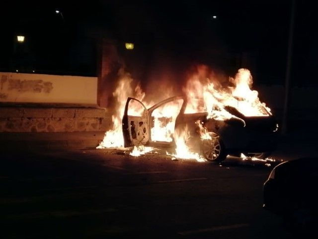 ¿Cómo es posible? Siguen ardiendo coches y contenedores durante el confinamiento