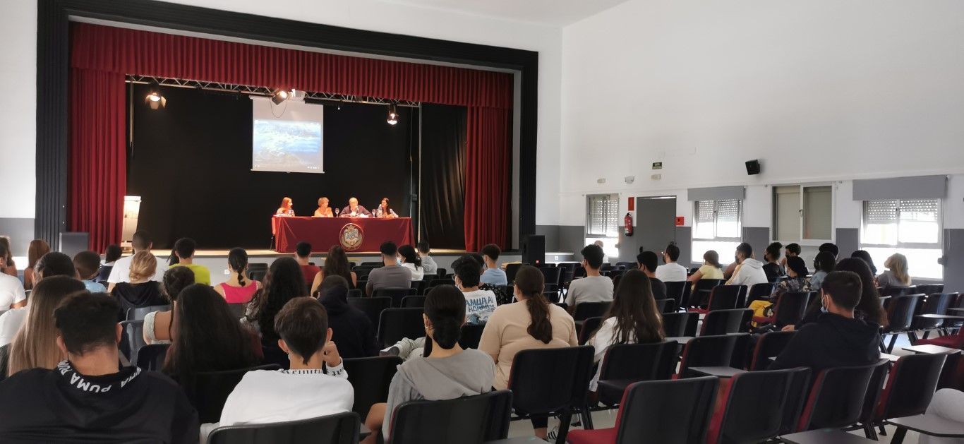 La autora Isabel Villalta visita el Instituto Almina