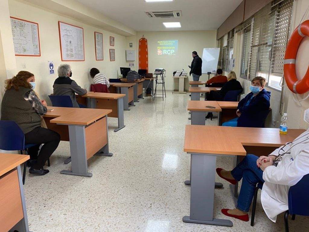 Los trabajadores el ISM realizan un curso de primeros auxilios y soporte vital básico