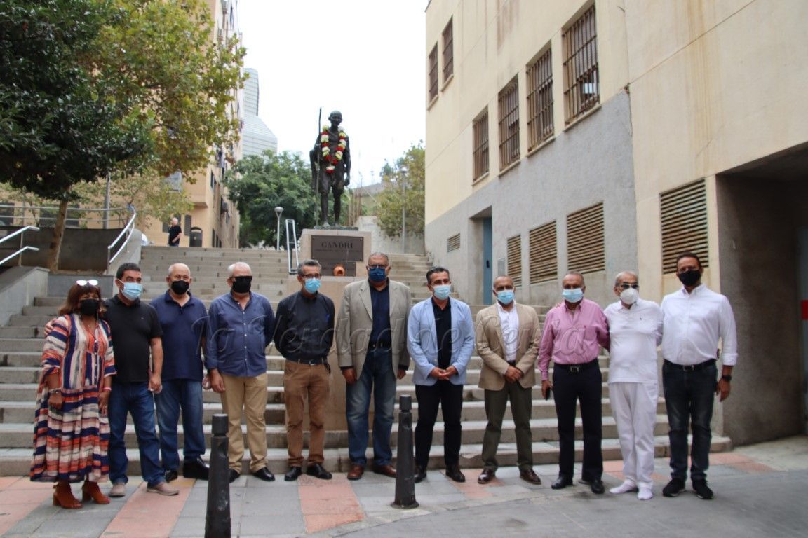 La Comunidad Hindú realiza una ofrenda en honor de Ghandi