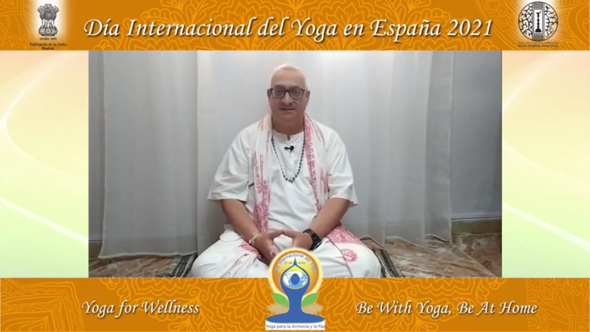 Ramchandani graba un video sobre la filosofía del yoga para la Embajada de la India