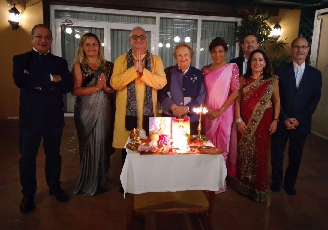 Ramchandani con los miembros de la Junta Directiva del Rotary Club.