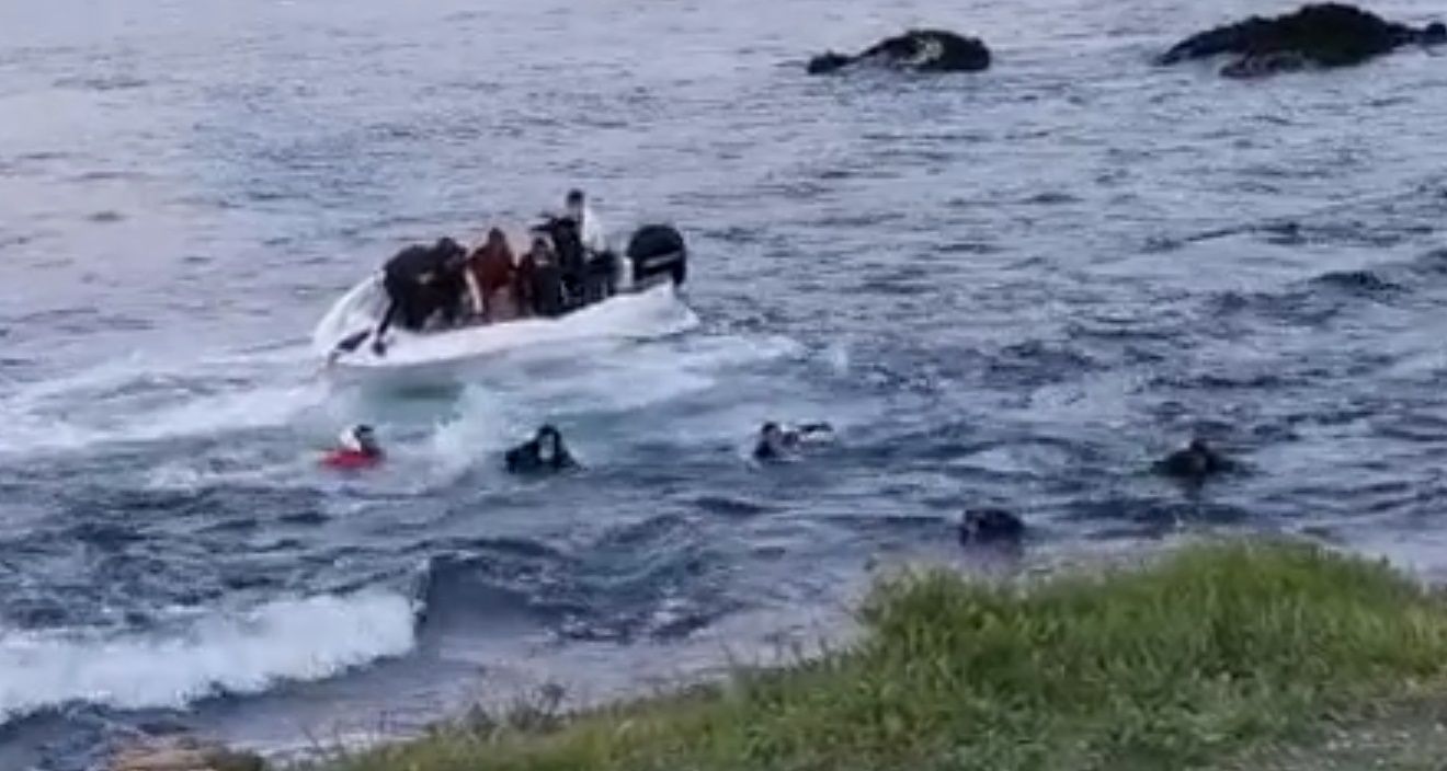 El lanchero que arrojó al agua a los diez inmigrantes que portaba es menor y ha sido detenido