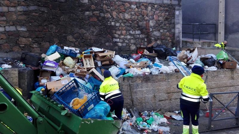 Contenedores quemados en la barriada Príncipe Alfonso, un día más
