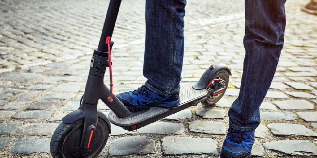 La DGT recuerda que los padres responderán de las sanciones interpuestas a los menores de 18 años por el mal uso del patinete eléctrico