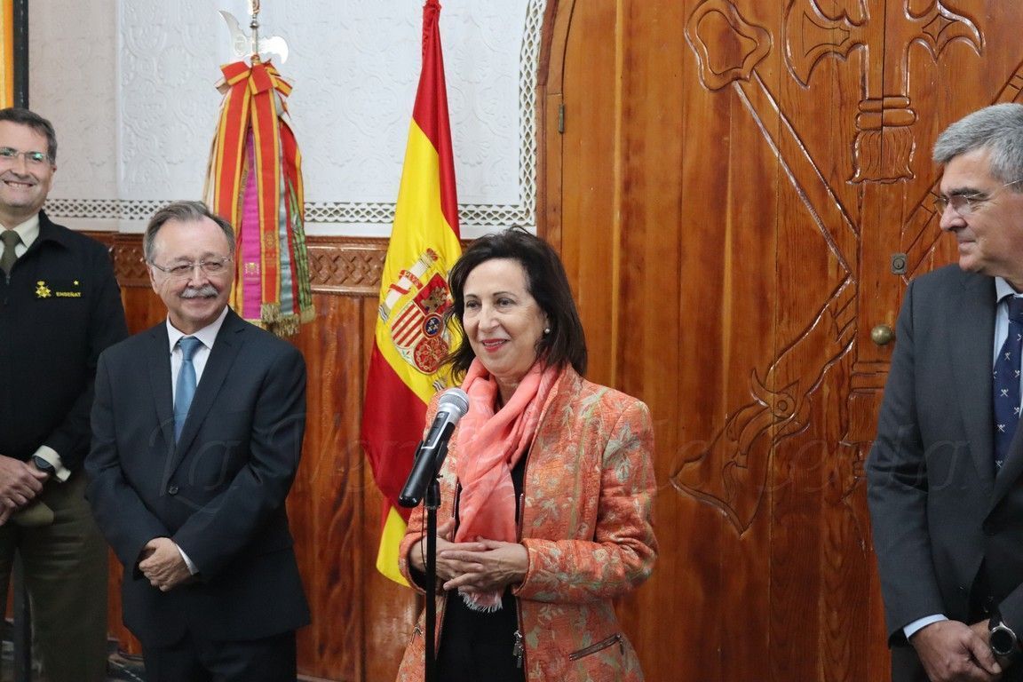 La ministra de Defensa destaca su "orgullo y emoción" en su visita a Ceuta