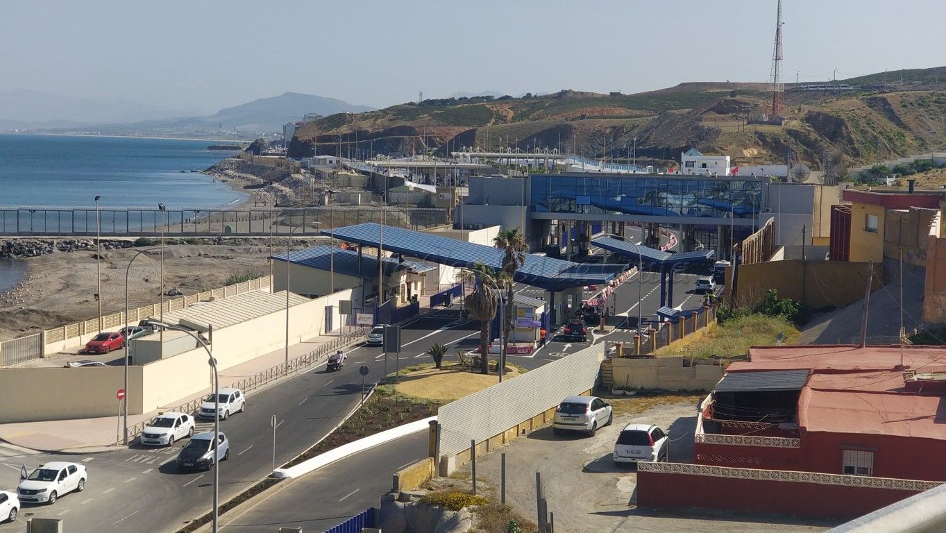 Trabajadores marroquíes protestan en Castillejos por no poder pasar a Ceuta