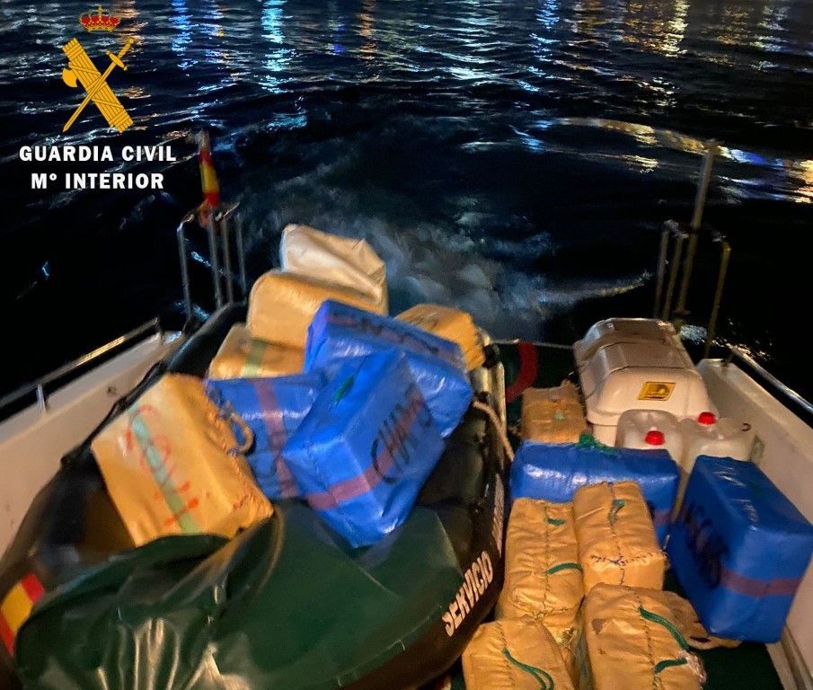 Interceptan 720 kilos de hachís arrojados al mar tras una persecución en el Estrecho