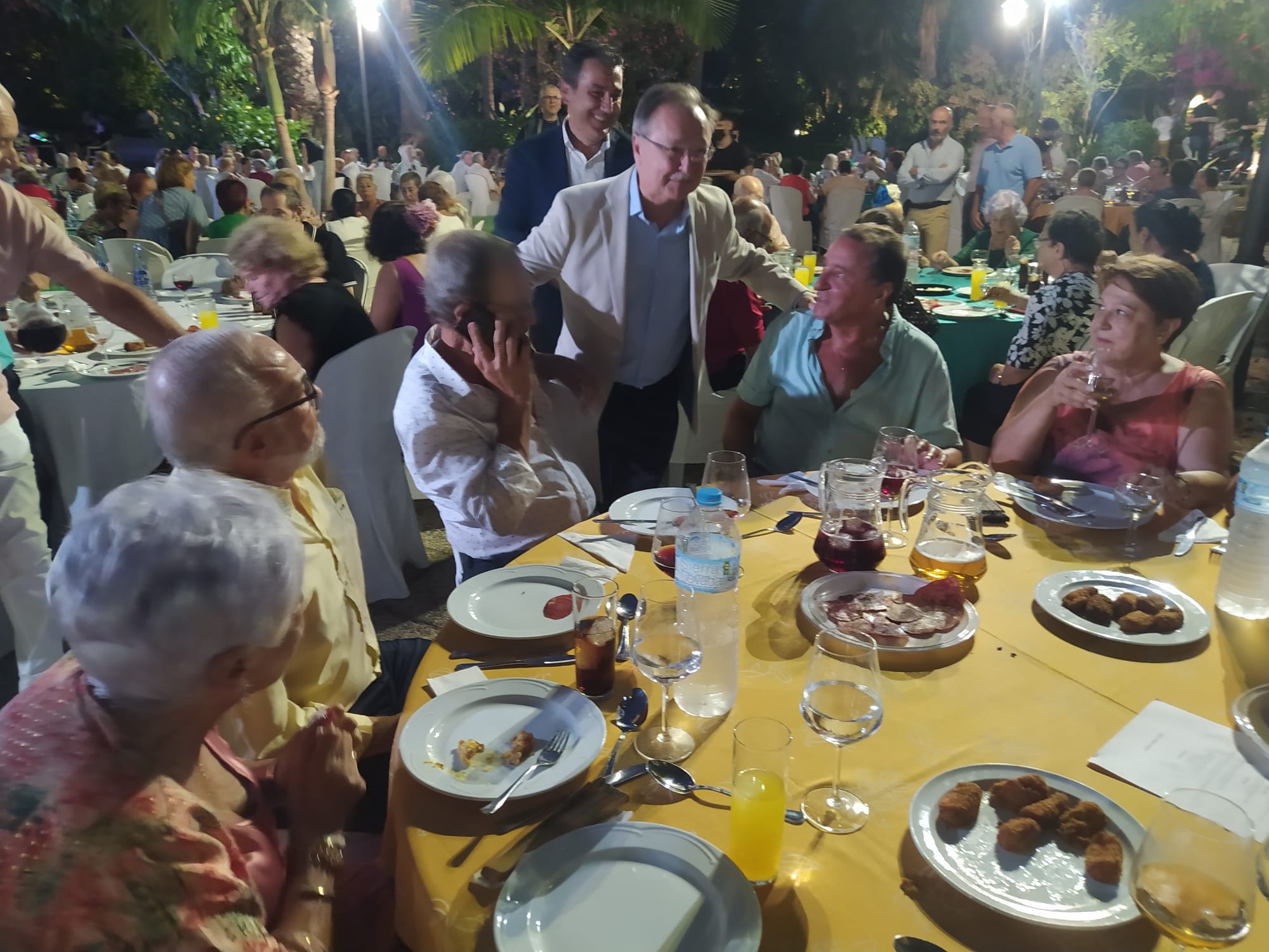 Los mayores recuperan su tradicional cena de feria tras dos años de covid-19