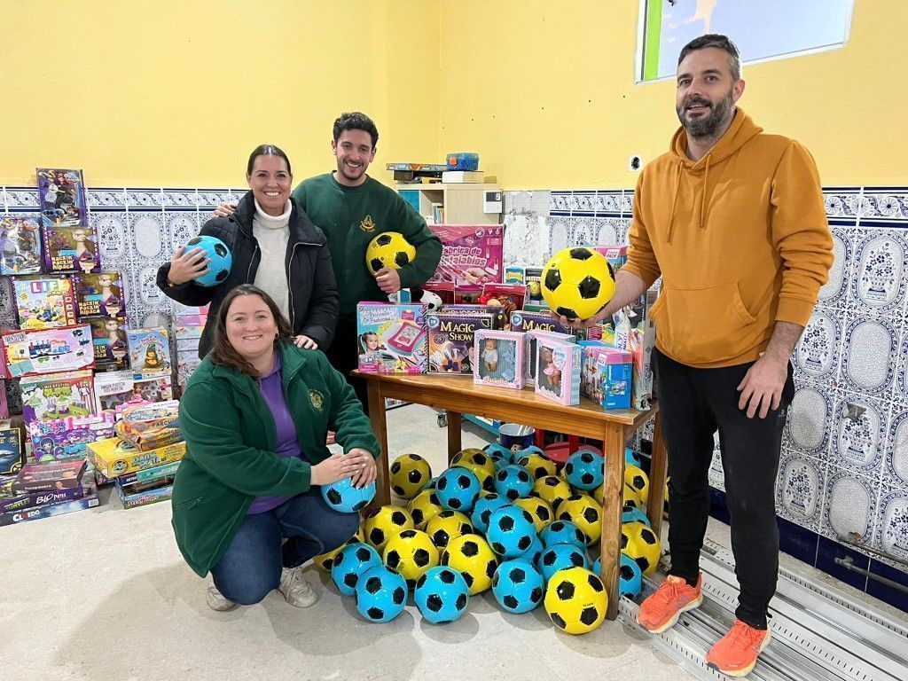 La Asociación de Veteranos de fútbol entrega lo recogido en su campaña solidaria a la Hermandad del Rocío
