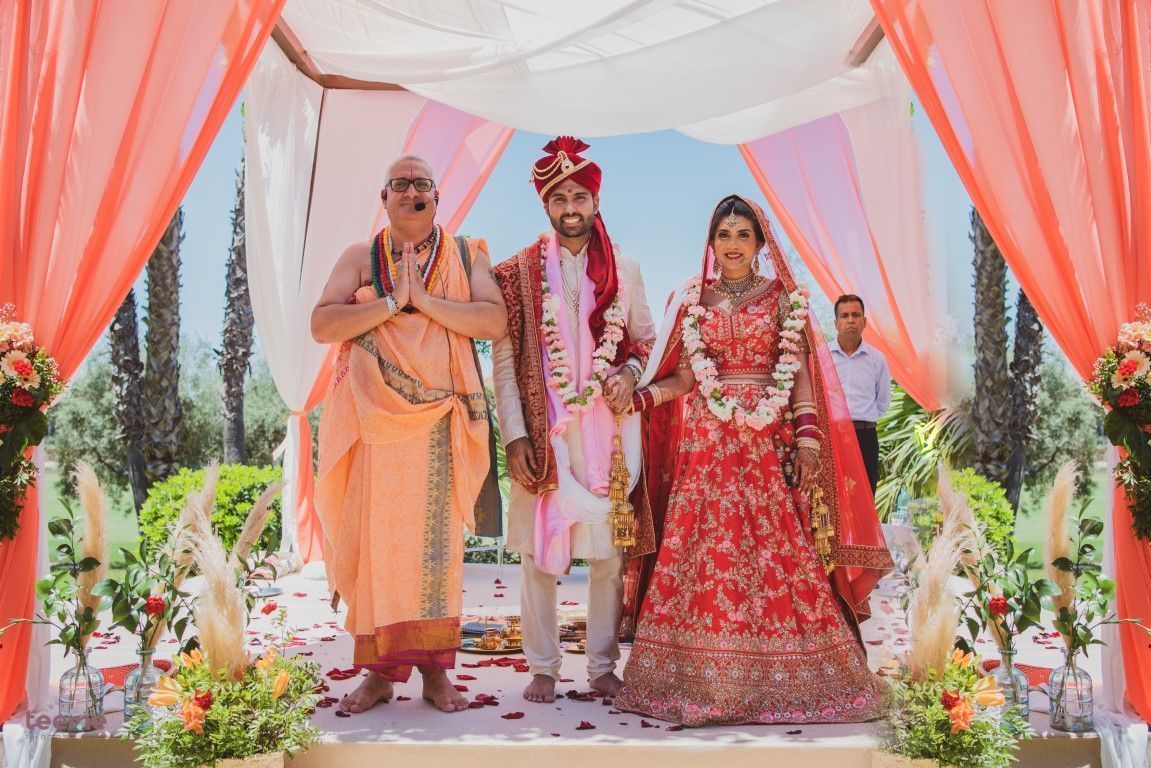 Tanya y Navin posan junto a Pandit Ramchandani