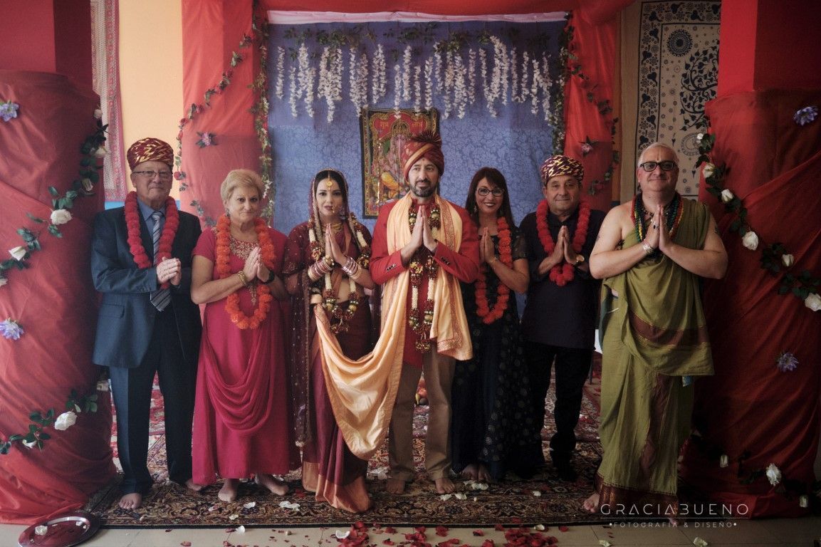 Los novios posan junto a sus respectivos padres y el sacerdote.