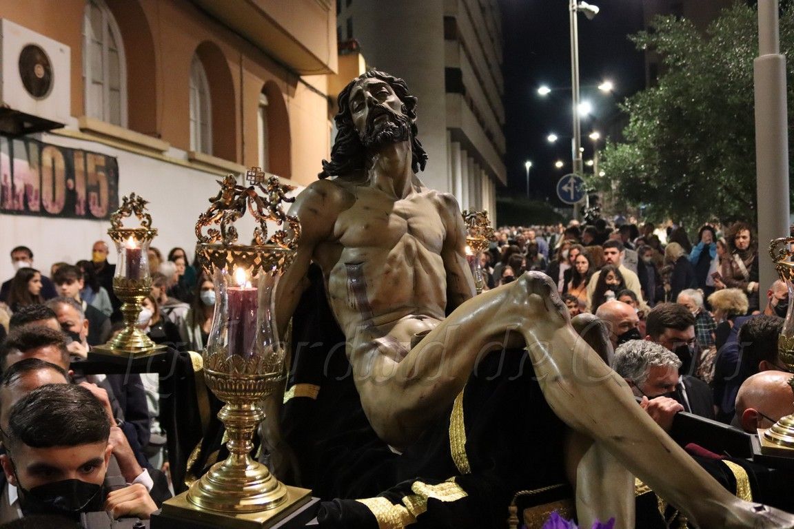 El silencio y recogimiento del Descendimiento marcan la Madrugá 