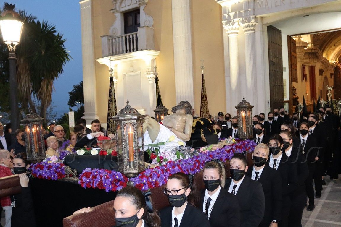 El Cristo Yacente y Nuestra Señora de la Soledad cierran el Viernes Santo