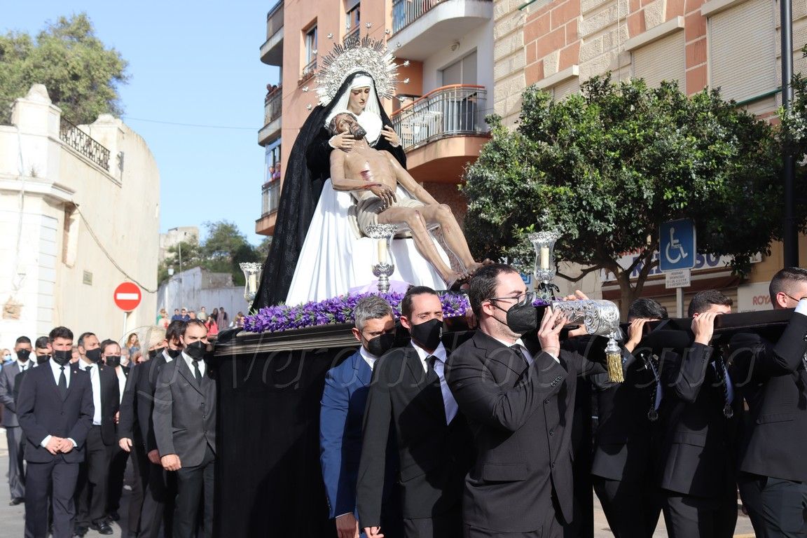 "Paz y Piedad" procesiona con seriedad y celebra su Estación de Penitencia
