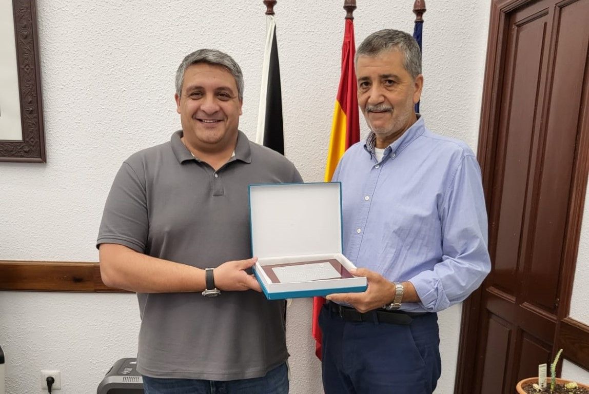 Entregan una placa de reconocimiento a uno de los empleados de Amgevicesa por su jubilación