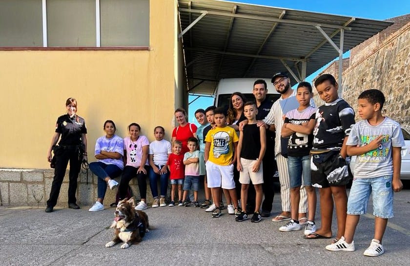 La Policía Nacional colabora con Cruz Blanca en una actividad para los más pequeños