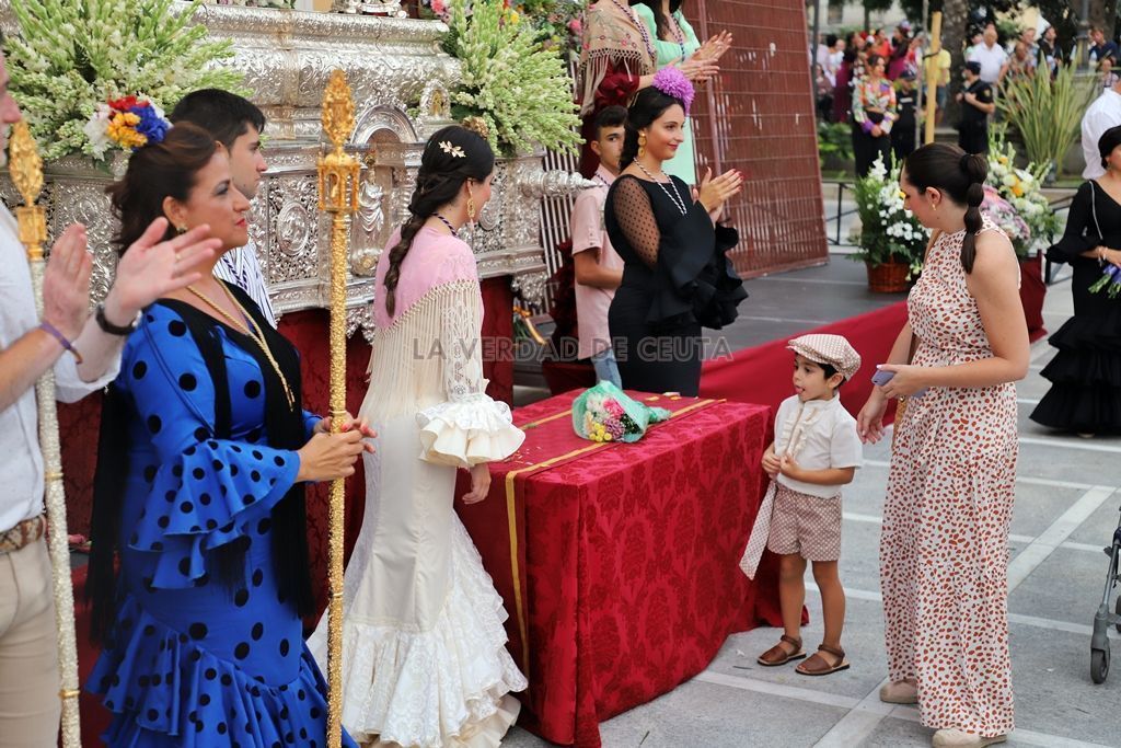 Ceuta muestra su amor a la Virgen de África a través de coloridos ramos de flores