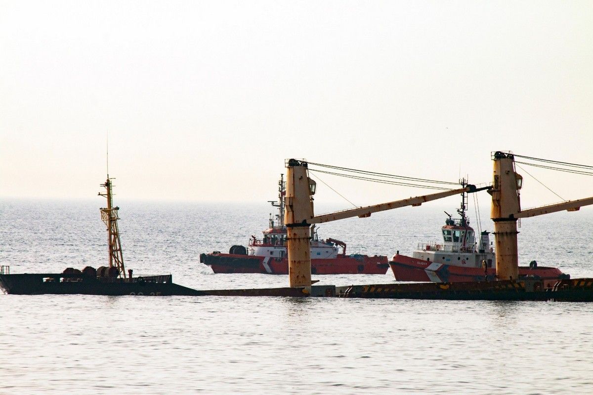 El 80 por ciento de la carga de diésel del buque siniestrado en el Estrecho ya ha sido extraída