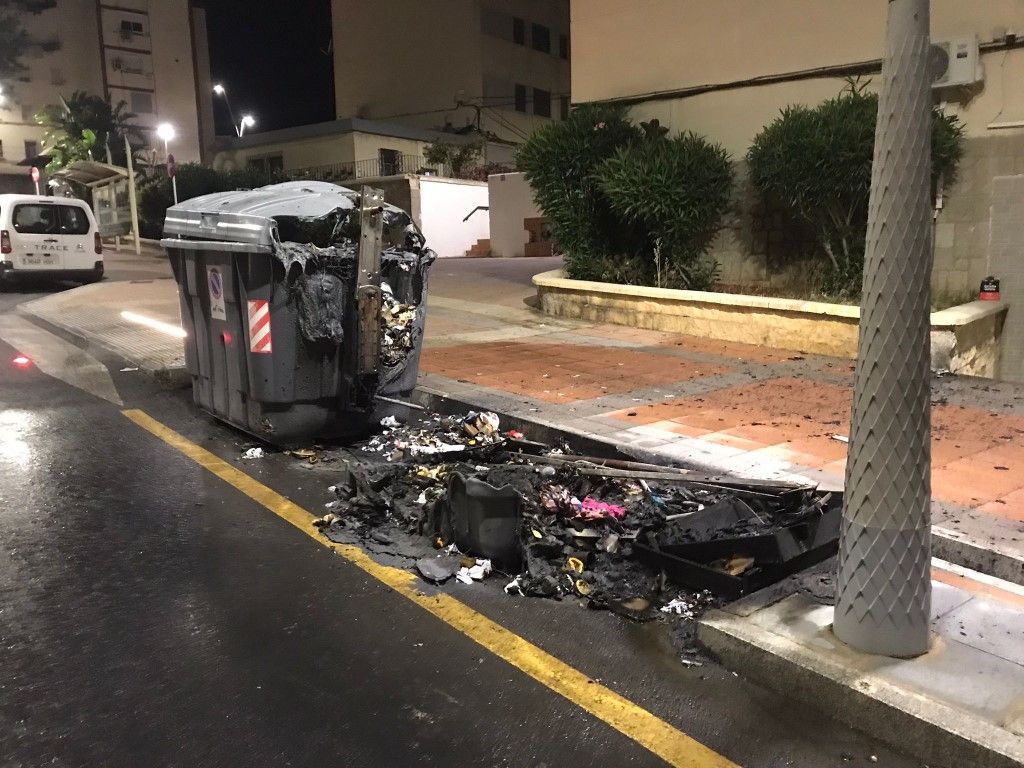 Queman otros dos contenedores en la Avenida Ejército Español