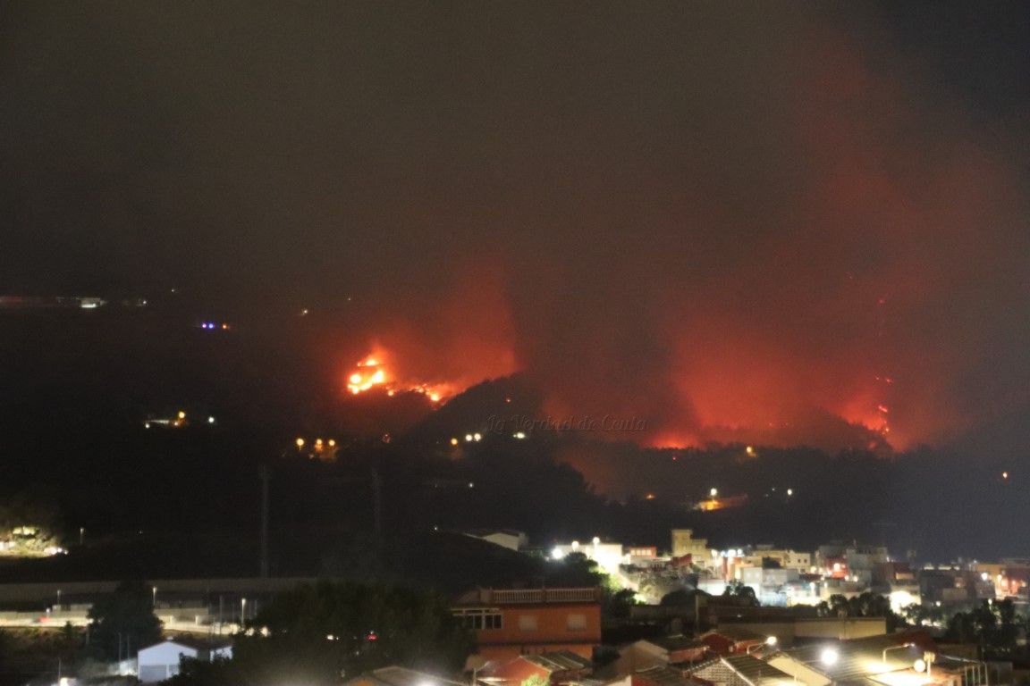 Decenas de desalojados por el grave incendio de García Aldave