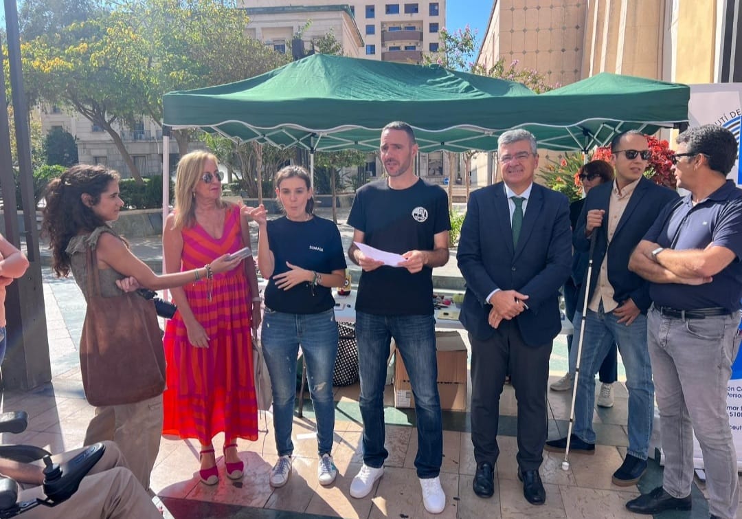 El Delegado del Gobierno manifiesta su solidaridad con las personas con deficiencias auditivas