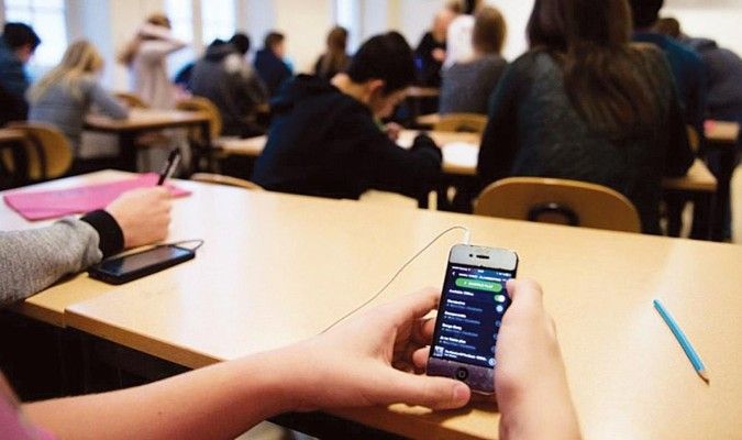 CSIF reclama una regulación clara sobre el uso de móviles en los centros educativos