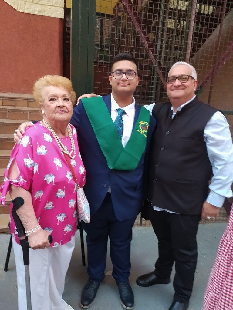 Con su ojito derecho, Govinda, en el día de su graduación. 2022 007 RC