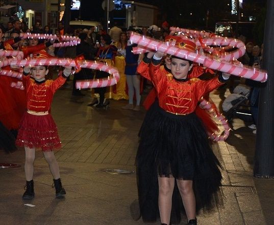 Ceuta celebra la Fiesta de la Ilusión con un pasacalles y el encendido del alumbrado navideño