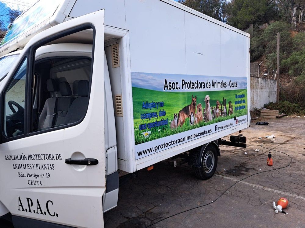 Ceuta firma un convenio de 135.000 euros con la protectora de animales