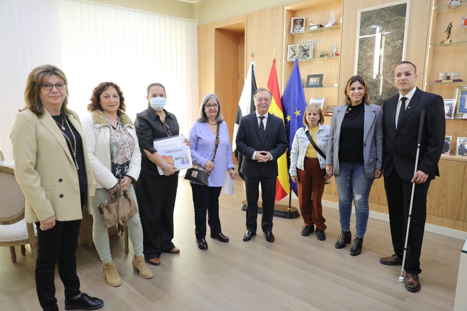 El CERMI entrega a Juan Vivas una copia de la nueva redacción del artículo que amplía los derechos de las personas con discapacidad