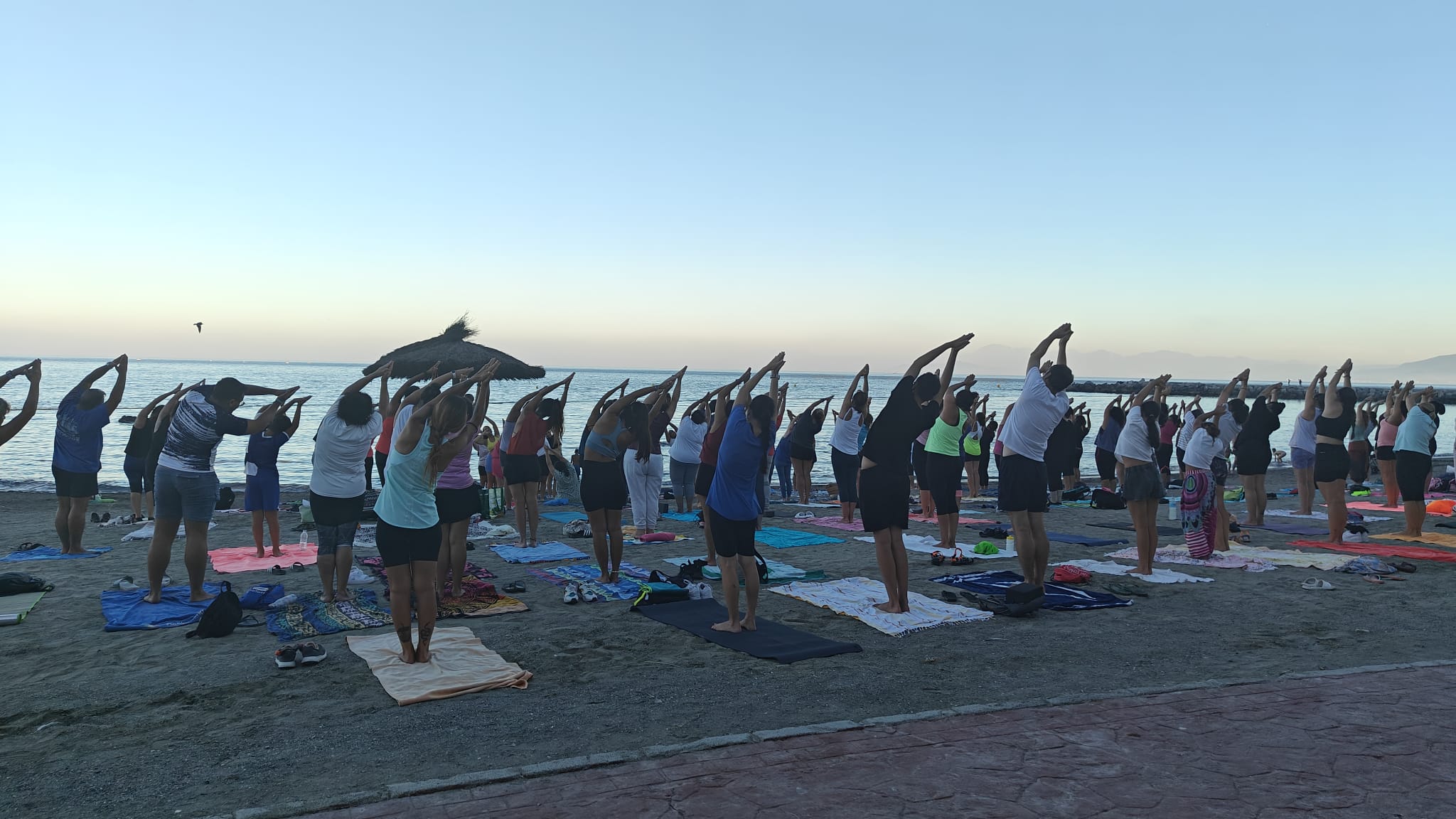 Más de cien personas reciben a la Luna Azul en el Chorrillo con una clase de yoga