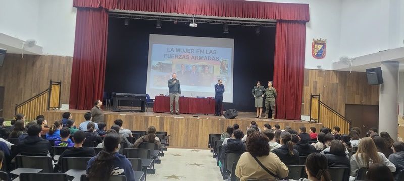 El IES Abyla acoge una conferencia sobre “La mujer en las Fuerzas Armadas”
