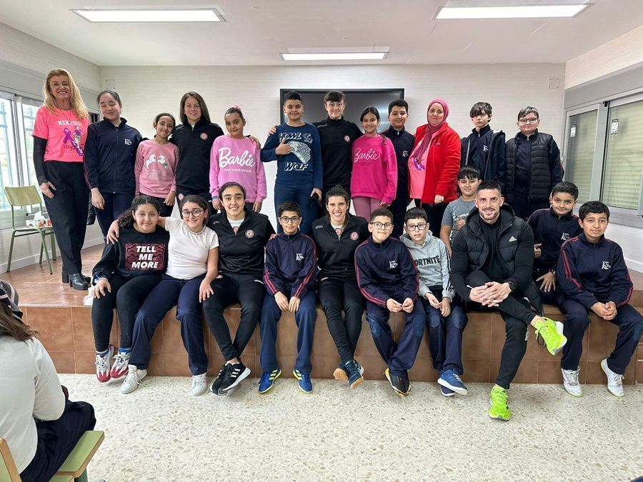 Las jugadoras del Camoens visitan el colegio Rosalía de Castro