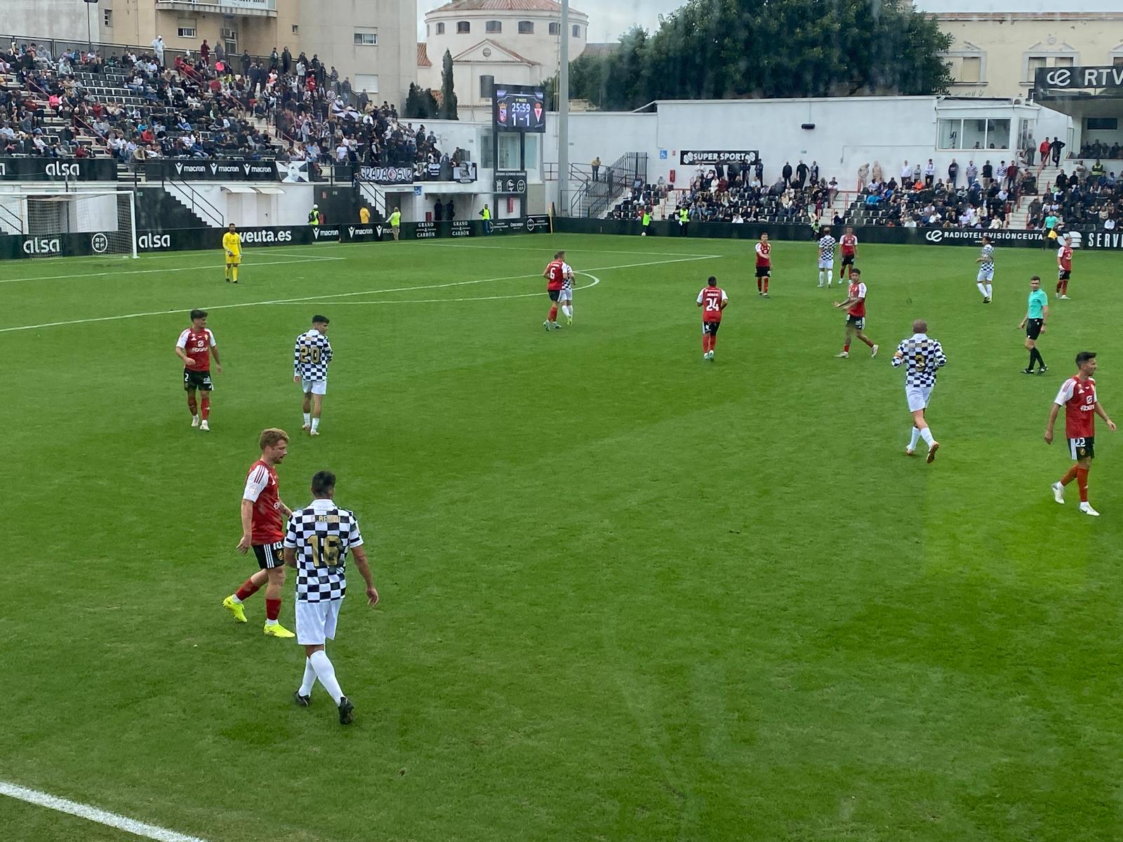 El AD Ceuta arrolla al líder Murcia en una mañana inspirada de Andy Escudero (4-2)