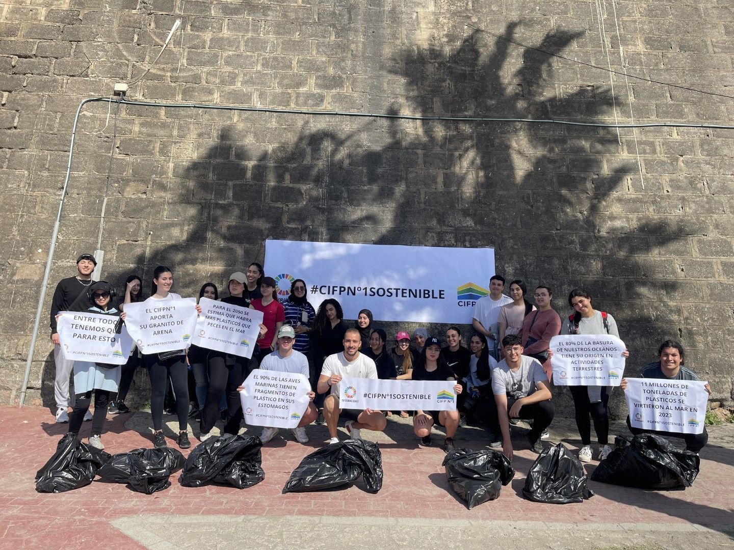 Alumnos del CIFP número 1 organizan una recogida de plásticos por las playas de Ceuta
