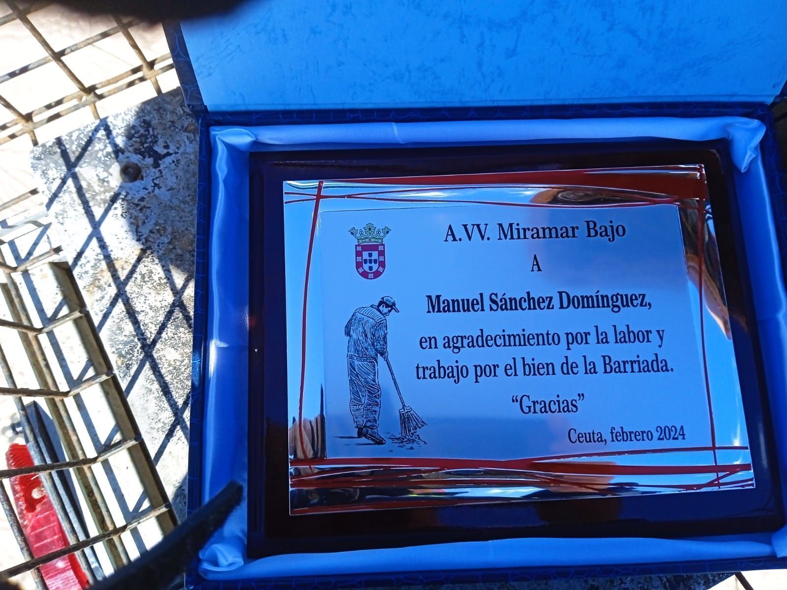 La Asociación de Miramar Bajo agradece el trabajo de “su” barrendero