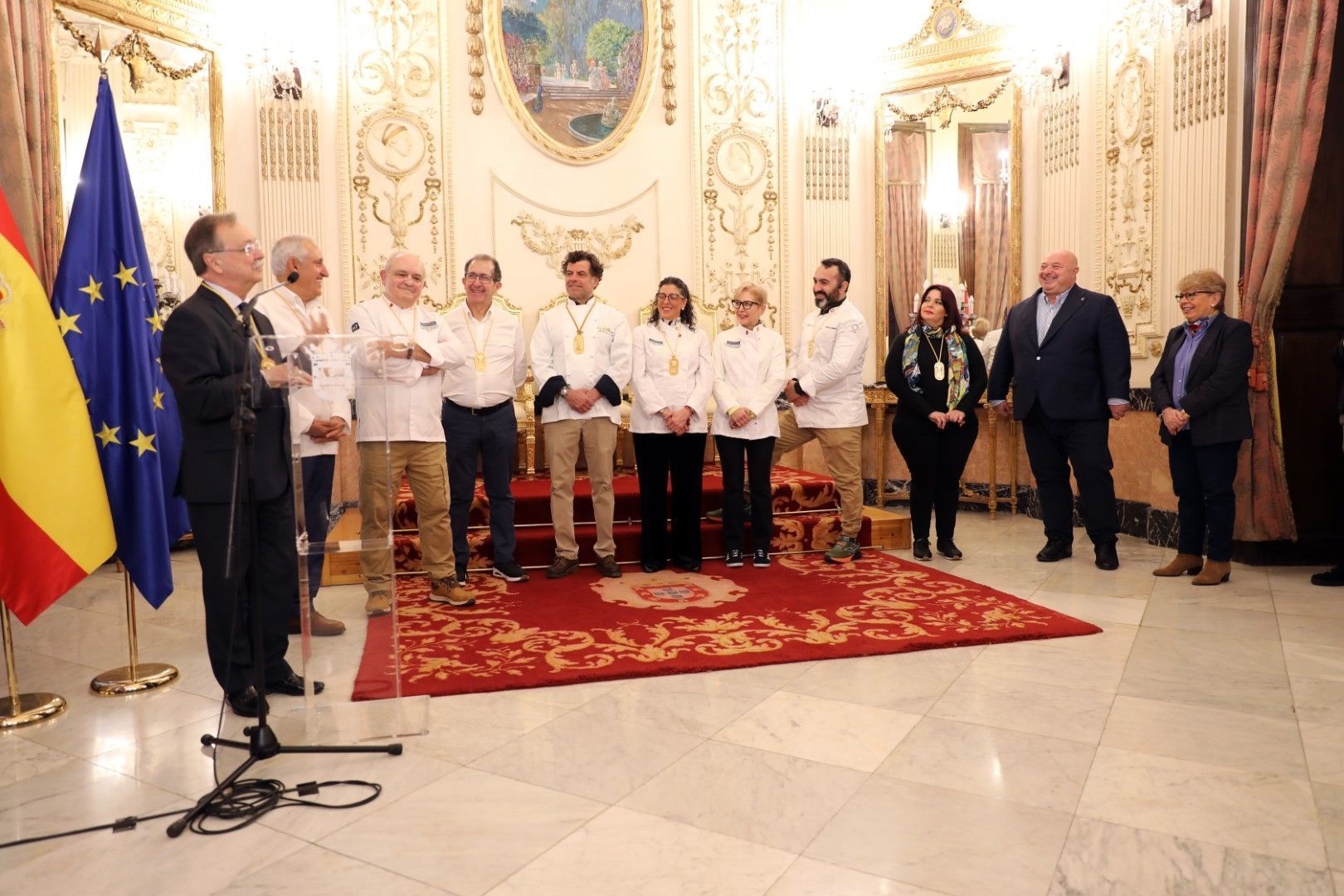 Vivas recibe el “collar honorífico” de la asociación “Restaurantes de la Buena Mesa de España”
