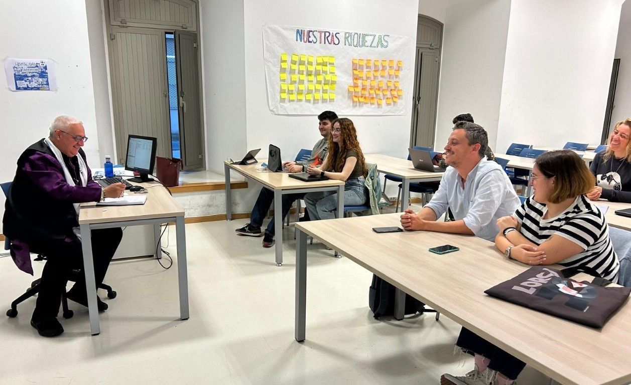 Ramchandani imparte una clase magistral sobre hinduismo en la Universidad de Granada en Ceuta