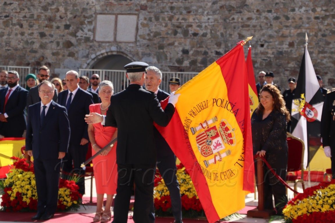 Ceuta entrega la bandera de España a la Policía Nacional en un solemne acto en las Murallas Reales